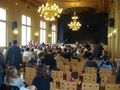 La salle des fêtes où les parents et les amis attendent les artistes