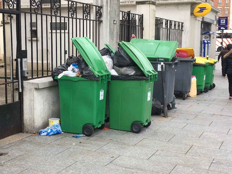 Poubelles non ramassées devant les logements sociaux Paris Habitat à la Porte d'Orléans le 4 avril 2018 © VD / PT