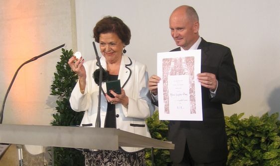 Remise de la médaille de vermeil de la Ville de Paris à Jacqueline Ouy par Christophe Girard, adjoint au Maire de Paris en charge de la Culture, le 4 juillet 2007