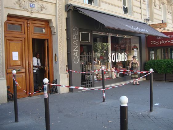 Une société de gardiennage surveille l'entrée de l'immeuble en attendant le résultat des prélèvements