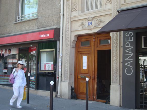 Les bandes rouges mises en place devant l'immeuble ont été retirées