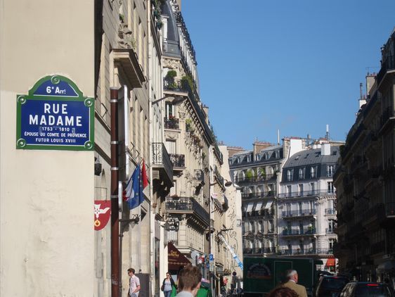 (c) TdP : A l'angle de la rue du Vieux Colombier, la rue Madâme et la rue Bonaparte ont été le théâtre de violences inouïes