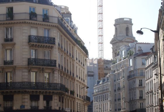 (c) TdP : La portion de la rue du Vieux Colombier, comprise entre la Place Saint-Sulpice et la rue de Rennes, a été le siège d'une véritable guerre