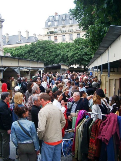 En 2005, le vide-grenier des conseils de quartier du 6ème utilise les baraques du Village Saint-Germain