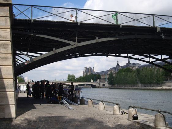 Sous la passerelle des Arts le 23 juillet à 11h45 - Les pompiers de Paris s'entrainent