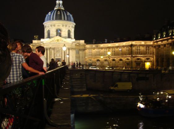 Passerelle des Arts dans la nuit du 24 au 25 juillet à 00h 35 - Le lieu de l'entrainement des pompiers se situait juste sous le pont