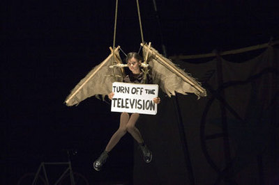 (c) Ponch Hawkes : Propaganda, par la compagnie australienne Acrobat