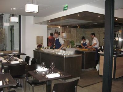 La cuisine ouverte permet de suivre l'élaboration de son plat