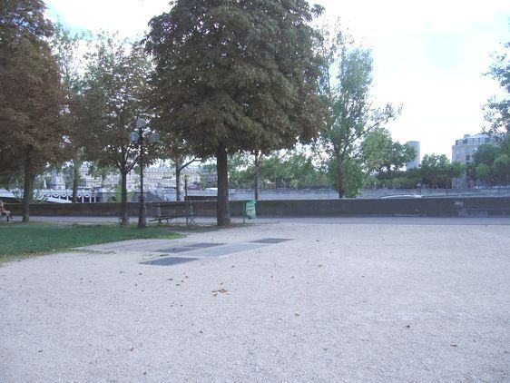 La sculpture serait installée sur le cours La Reine, à l'angle de la place du Canada, à proximité du Pont Alexandre III et du Grand Palais