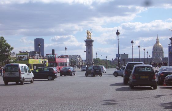 La sculpture serait placée à proximité du Pont Alexandre III et du Grand Palais