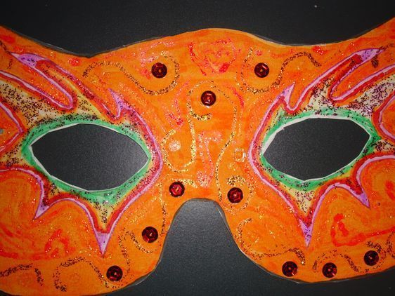 (c) DT : Il est permis aux laids de se masquer pour ne pas être connus, au contraire des beaux devant aller à visage découvert (adapté d'une citation d'Etienne Pasquier, 1529-1615, avocat au Parlement de Paris)