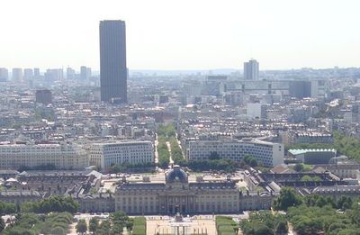 Vue sur l'Ecole militaire dans le 7ème arrondissement de Paris