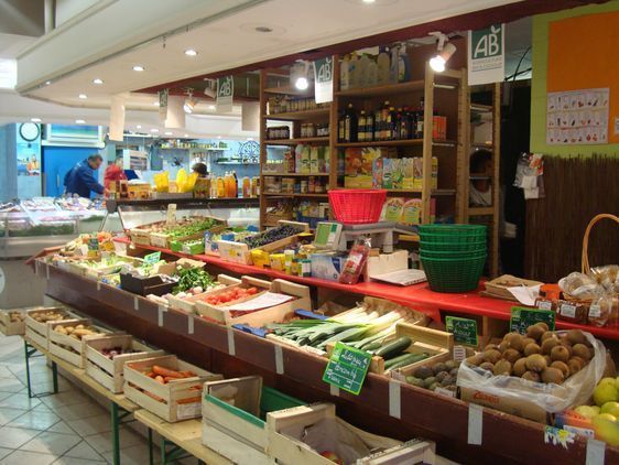 Y a-t-il rupture d'égalité entre le vendeur de fruits et légumes Bio du marché couvert Saint-Germain payant une redevance à la Mairie de Paris et le vendeur de paniers bio dont la distribution se fait à la mairie du 6ème ?