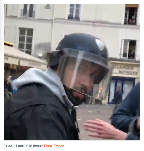 Alexandre Benalla non encore identifié place de la contrescarpe le 1er mai 2018 à 21h33 sur Twitter @T_Bouhafs.