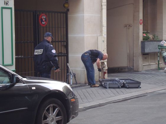 La valise suspecte est inspectée après avoir été ouverte par les démineurs