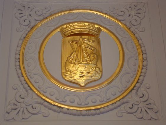 La nef des commerçants, blason de la ville de Paris dont la devise est Fluctuat nec mergitur, Agitée par les flots elle n'est pas submergée