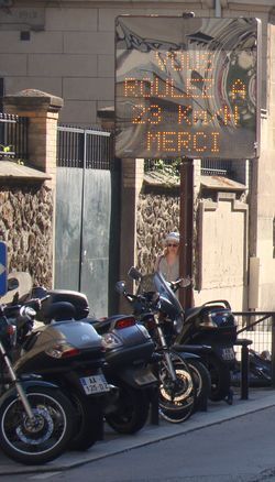 Le speedomètre indique la vitesse.