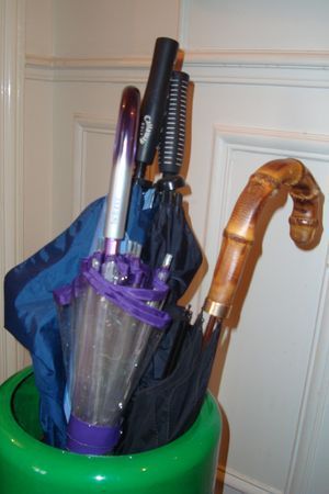 Attaque à main armée dissimulé derrière un parapluie ouvert