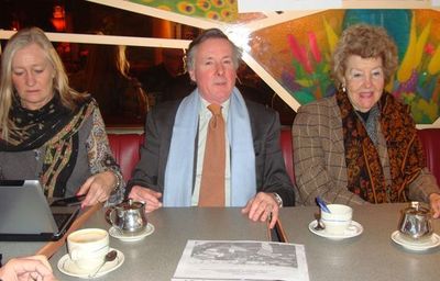 De gauche à droite : Ysabel de Naurois-Turgot, Armand de la Rochefoucauld, Béatrice de Andia, représentant les 3 associations prêtes à défendre devant la justice la chapelle Laennec (2 mars 2011).