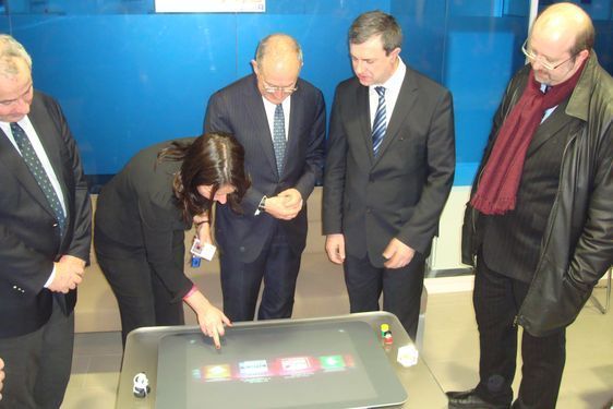 De gauche à droite : Jean-Charles Bossard, Stéphanie Coutant, Philippe Wahl, Jean-Pierre Lecoq et Bertrand Pavlik devant la table numérique.