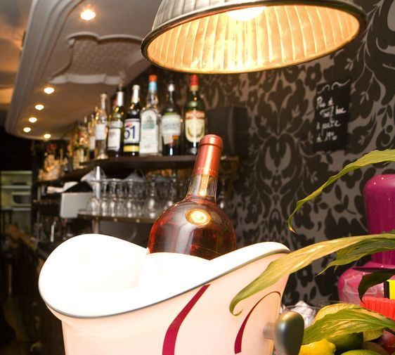 (c) Association Service en tête - Opération Femmes en fête le 6 mars 2009.