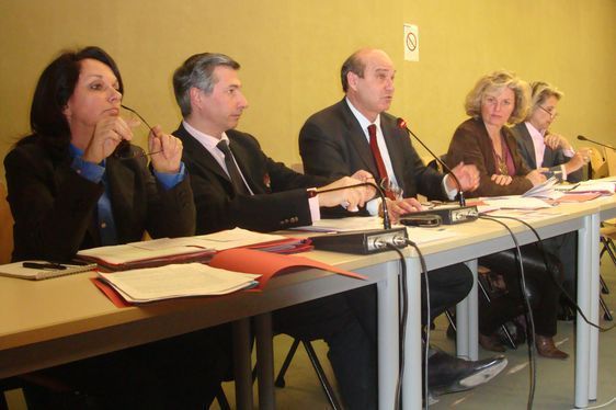 Les élus du groupe Nouveau Centre et Indépendants au Conseil de Paris, présidé par le sénateur Yves Pozzo di Borgo.