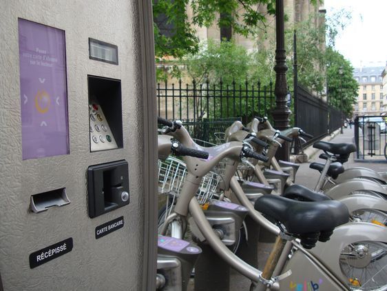 Borne Vélib dans le 7e arrondissement de Paris.