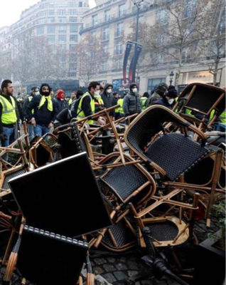 Barricade érigée sur la plus belle avenue du monde © DR