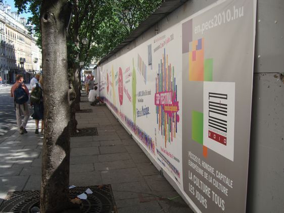 La façade extérieure en 2010 du village Saint Germain.