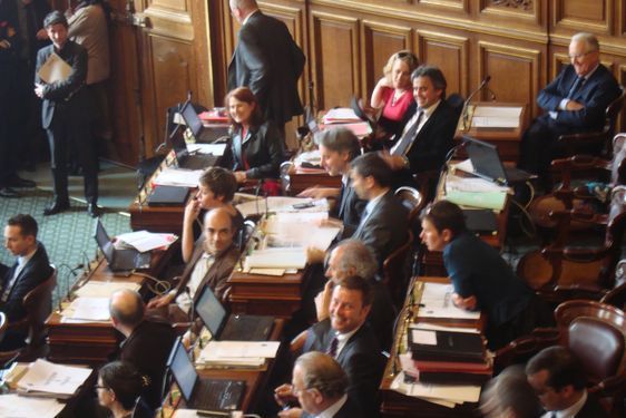 Suite à la question de Romain Lévy sur le recul du service public de la police à Paris, celle de Sylvain Garel sur le risque radiologique à Paris. Les élus du groupe Europe Ecologie-Les Verts et apparentés rangent les affiches Sortons du nucléaire.