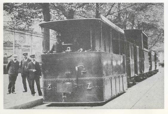 Le Paris - Arpajon devant les grilles du jardin du Luxembourg. Photo : Génie civil.