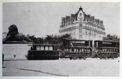 Le Paris - Arpajon traversant la place Denfert - Rochereau. Photo : Génie civil.