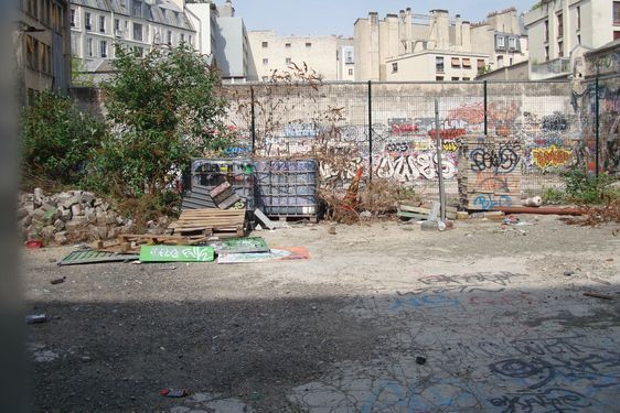 La parcelle de 5600 m² vue à travers la palissade métallique au bout de l'impasse Truillot. Photo : Louise Wessier.