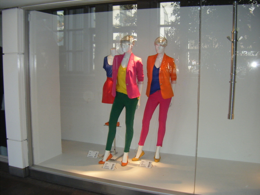Vitrine de l'enseigne Zara dans le Forum des Halles. Photo : Louise Wessier.
