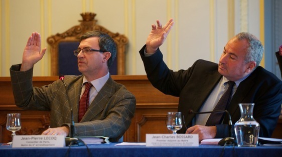 Jean-Pierre Lecoq et Jean-Charles Bossard votant au conseil du 6e arrondissement le 3 mai 2011. Photo : Stan - Sniper-press.com