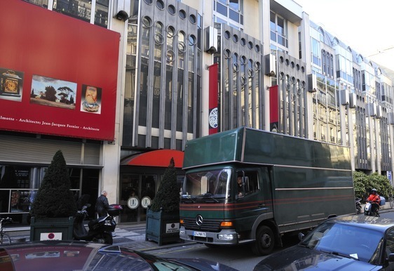 Camion des Cols rouges en décembre 2009 devant Drouot - Photo : Stan / sniper-press.com