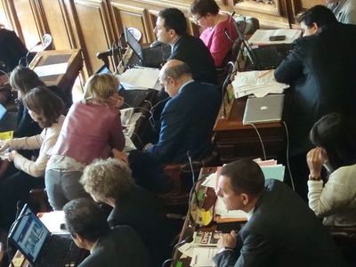 Des conseillers de Paris suivent à plusieurs, sur plusieurs postes, l'inculpation de Dominique Strauss-Khan.