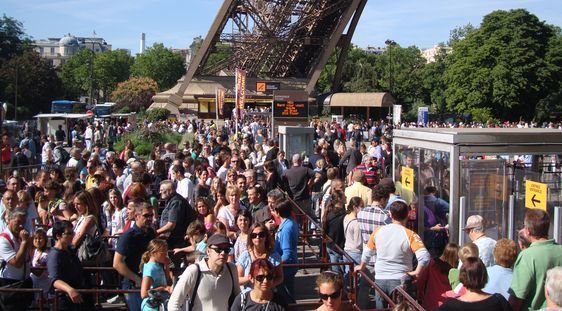 File d'attente sous la Tour Eiffel.