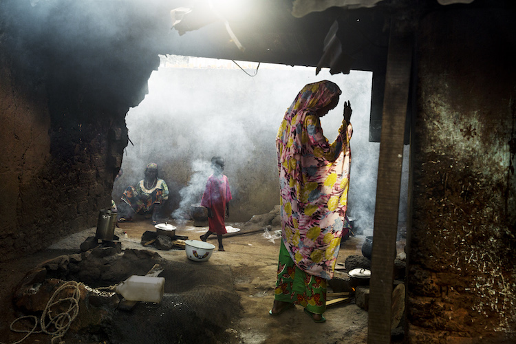 Afrique centrale, 2014, femmes et enfants dans l'enclave musulmane de Boda, où plus de 11 000 personnes déplacées, principalement de l'ethnie Peules, ont trouvé refuge. Lorsqu'elles quittent l'enclave, elles sont attaquées par une milice chrétienne, anti-balaka, qui n'hésite pas à assassiner des femmes et des enfants avec leurs machettes.