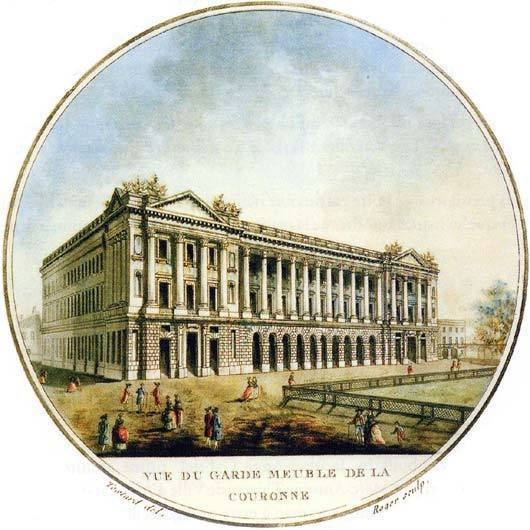 L'Hôtel de la Marine, construit entre 1757 et 1774, est utilisé à l'origine comme garde-meuble de la couronne, où les bijoux et autres biens étaient restaurés, visité par le public une fois par mois de Pâques à la Toussaint jusqu'en 1789.