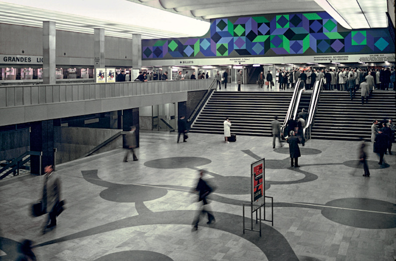 One of two large murals in the departure hall of Montparnasse station in Paris. Copryight SNCF Médiathèque, Adagp, 2018