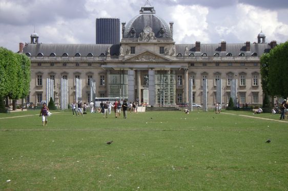 Le Champ de Mars, avec vue sur l'Ecole militaire dans le 7e arrondissement de Paris - Photo : MM.