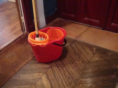 Verser une boisson sur le palier pour pénétrer dans un appartement en demandant une serpillère pour nettoyer.