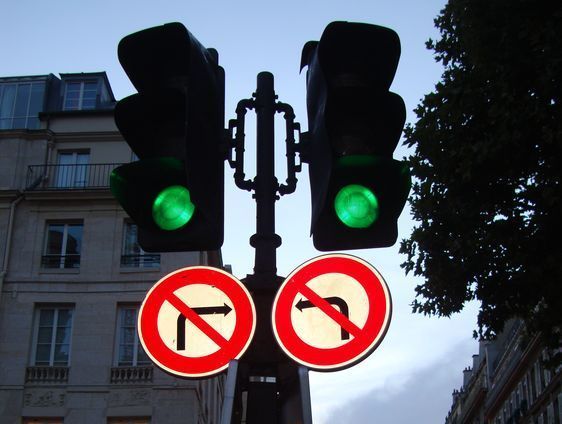 Feux verts sur la place Saint-Sulpice dans le 6e arrondissement.