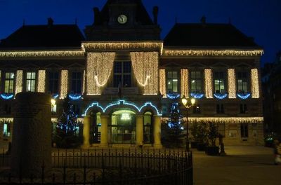 La mairie du 19e arrondissement illuminée.