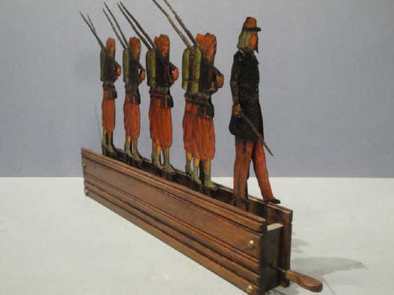 Lot n° 145 : Rare Jeu animé en tôle peinte en polychromie. Photo : Hôtel des ventes de La Rochelle.