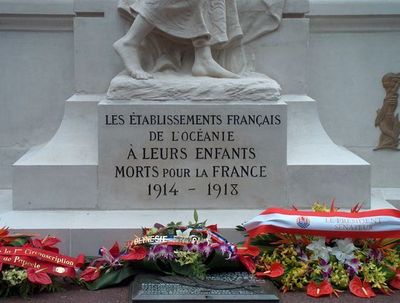 14 juillet 2003 : gerbes de fleurs déposées au Monument aux Morts à Papeete - Tahiti. Photo : RG.