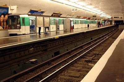 (c) Métro 3 Pont de Levallois.