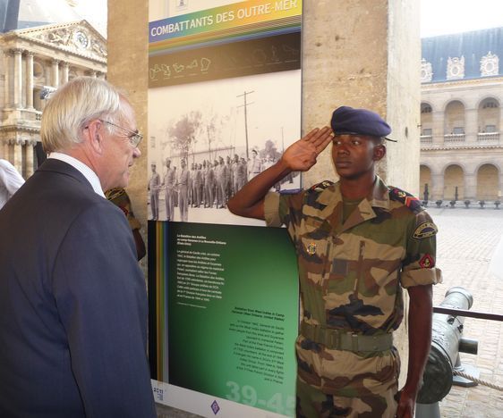 Marc Laffineur salue chaque soldat d'outre-mer présent à l'inauguration. Photo : Julie Hammett.