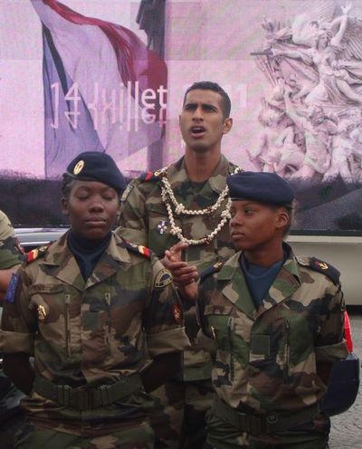 Jeunes du SMA au défilé du 14 juillet 2011 sur les Champs-Elysées. Photo : Vaea Devatine.